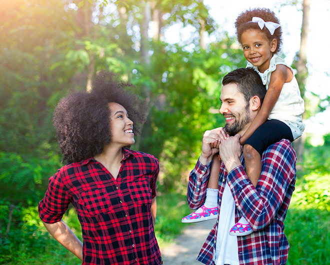 Padres adoptivos felices con su hijo de acogida